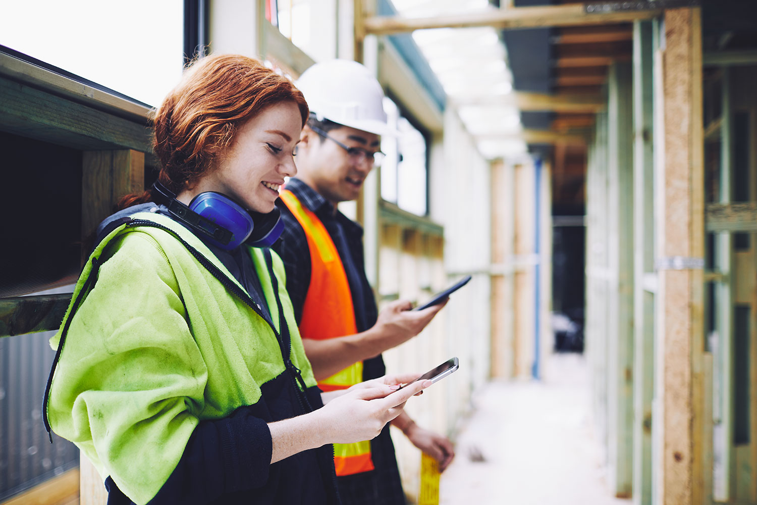 employees-on-mobile-devises